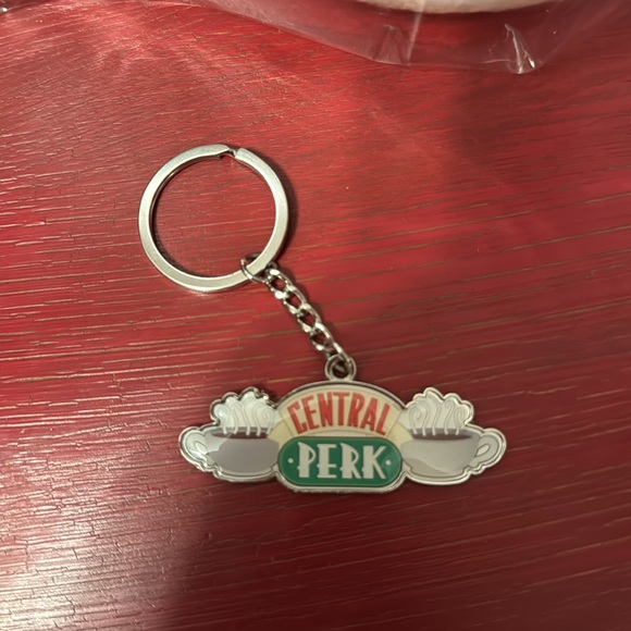 Friends The Television Series Collectors Bundle includes socks, mug & keychain - Picture 7 of 13